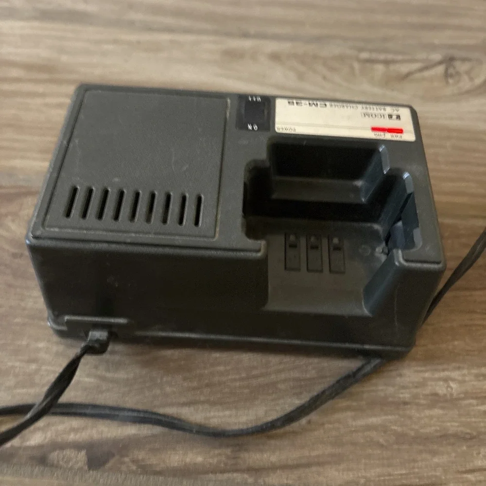 Icom AC Battery Charger BC-35 Lights Come On